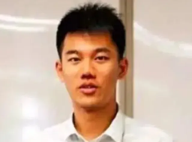 95后山东小伙，北大本科，清华硕士，休学卖衣服，年销售额破亿